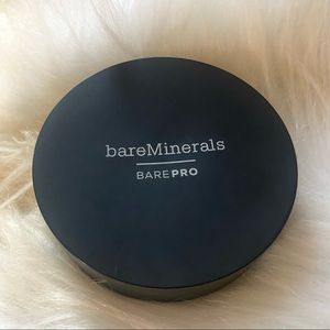 bareMinerals BAREPRO Performance Wear Powder Foundation (Warm Light 07)